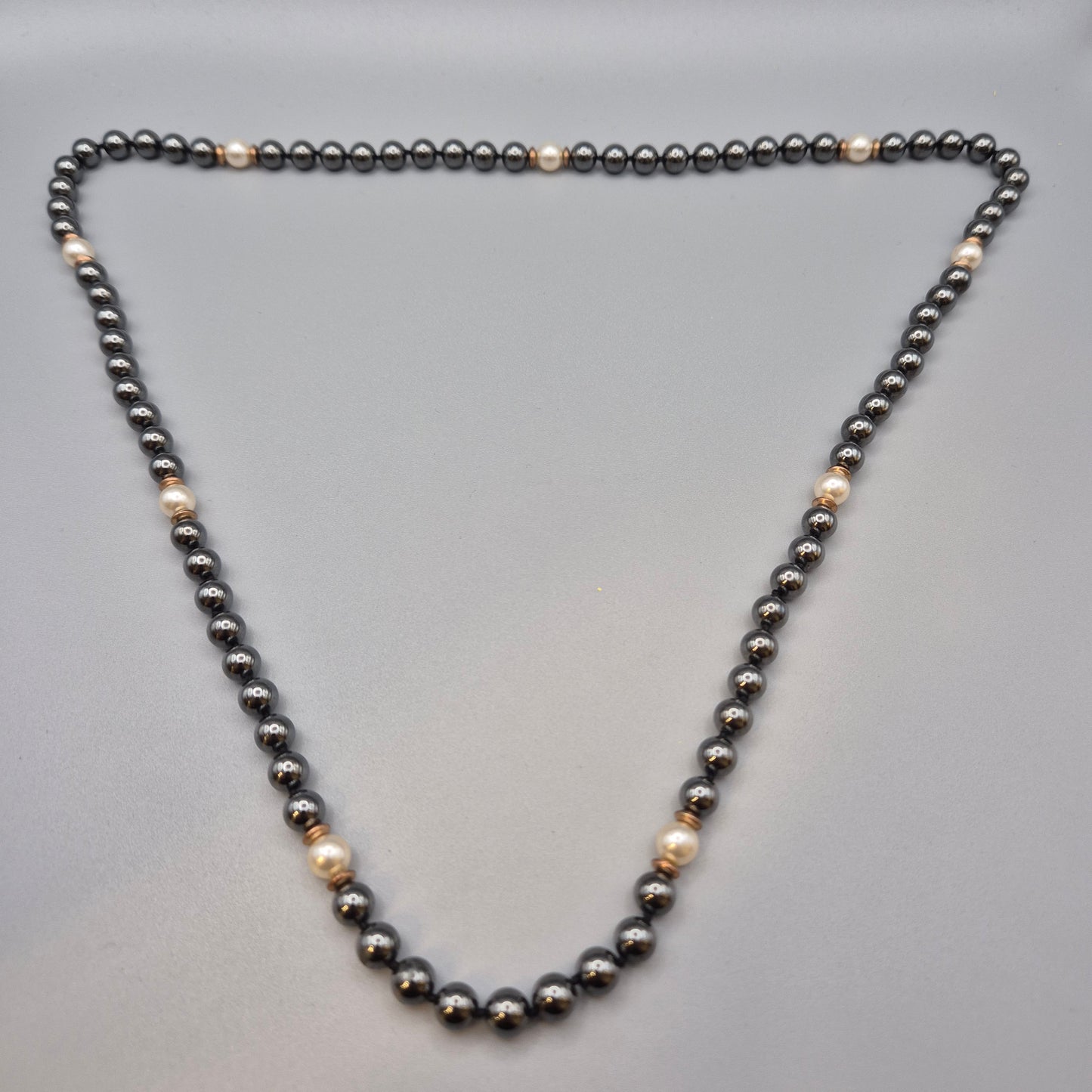Elegante Vintage Kette mit Hämatit-Perlen und Akzenten