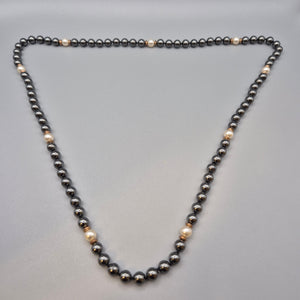 Elegante Vintage Kette mit Hämatit-Perlen und Akzenten