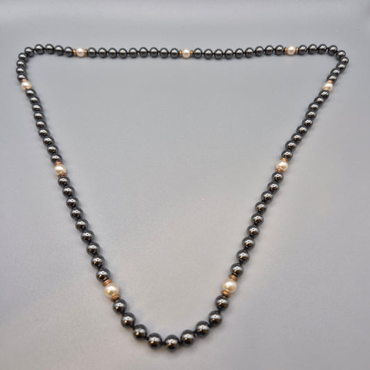 Elegante Vintage Kette mit Hämatit-Perlen und Akzenten