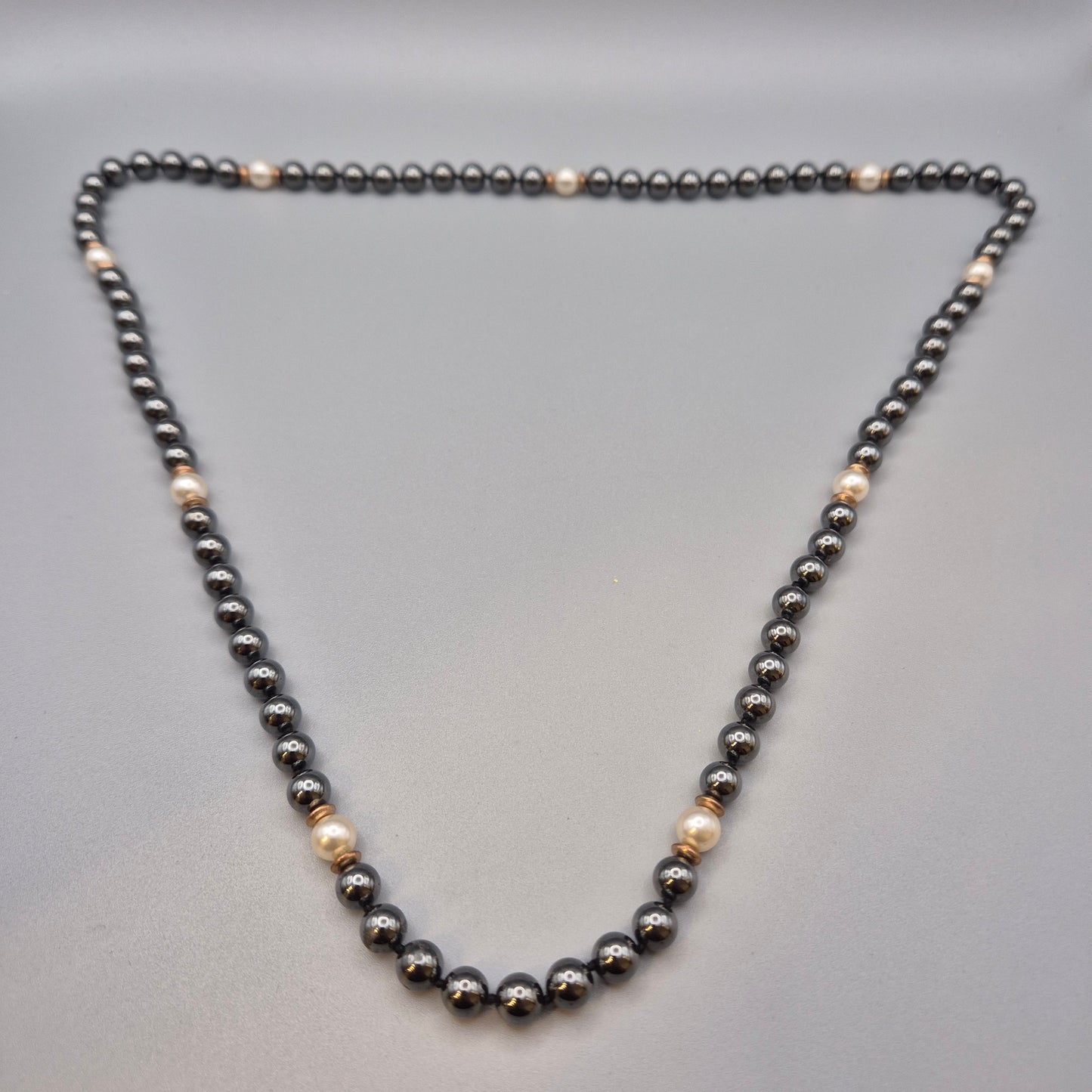 Elegante Vintage Kette mit Hämatit-Perlen und Akzenten