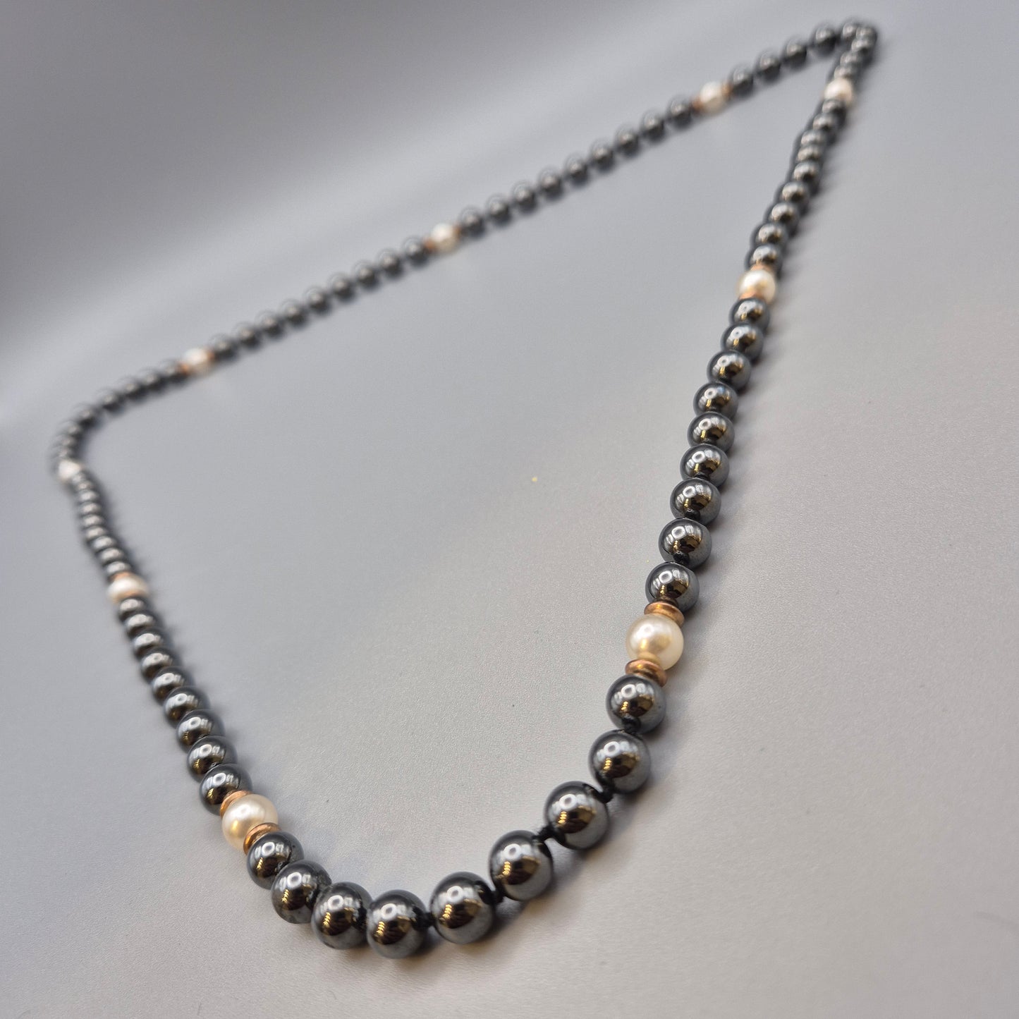 Elegante Vintage Kette mit Hämatit-Perlen und Akzenten