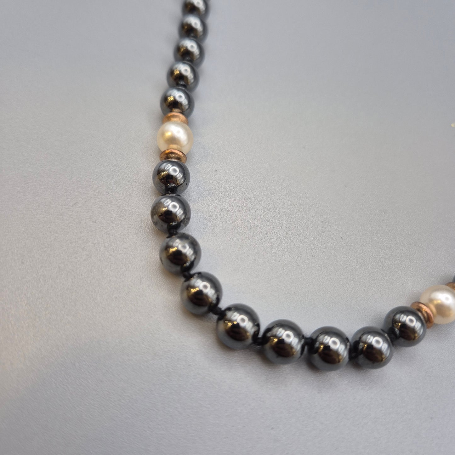 Elegante Vintage Kette mit Hämatit-Perlen und Akzenten