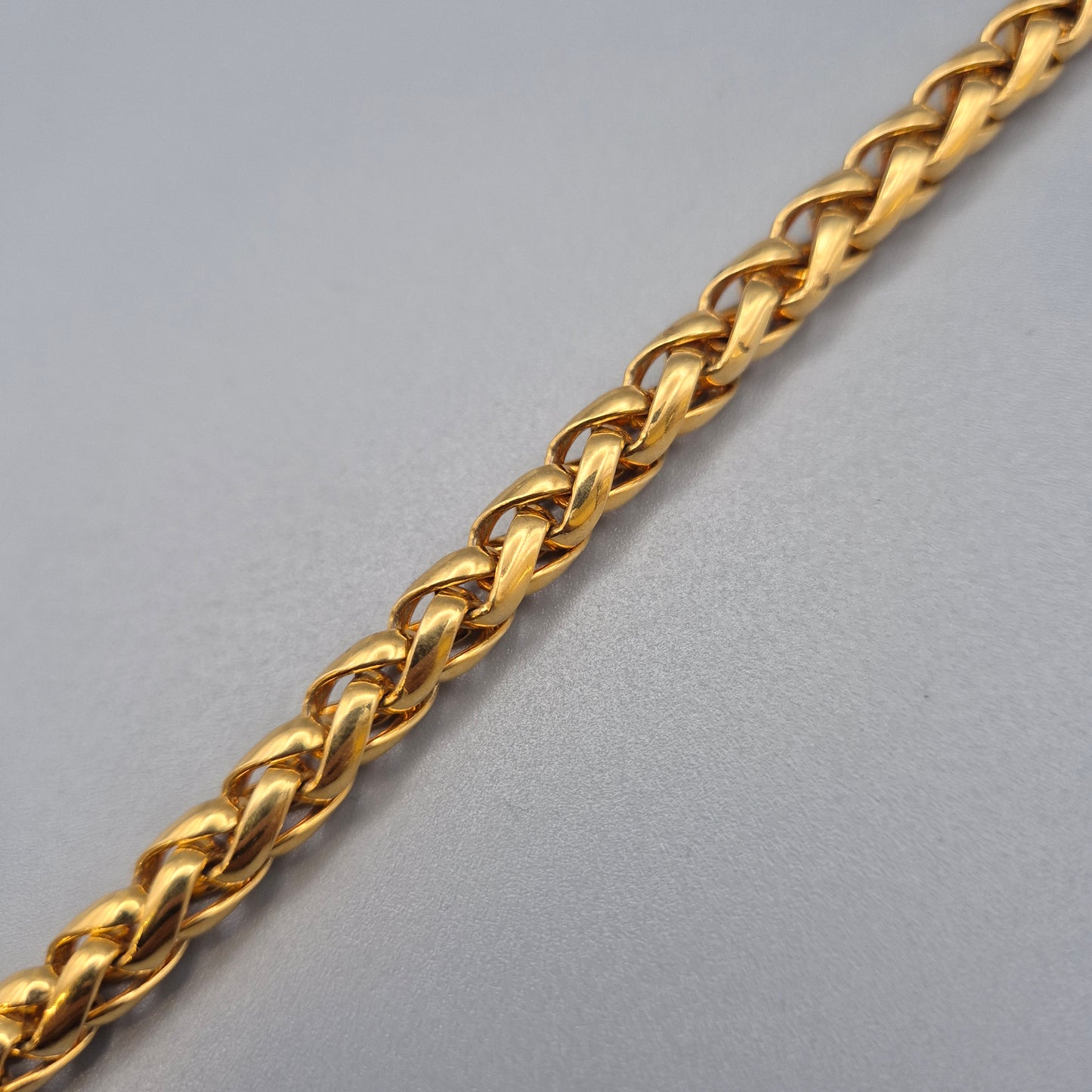 Goldfarbenes Panzerarmband Weizenmuster Vintage Stil
