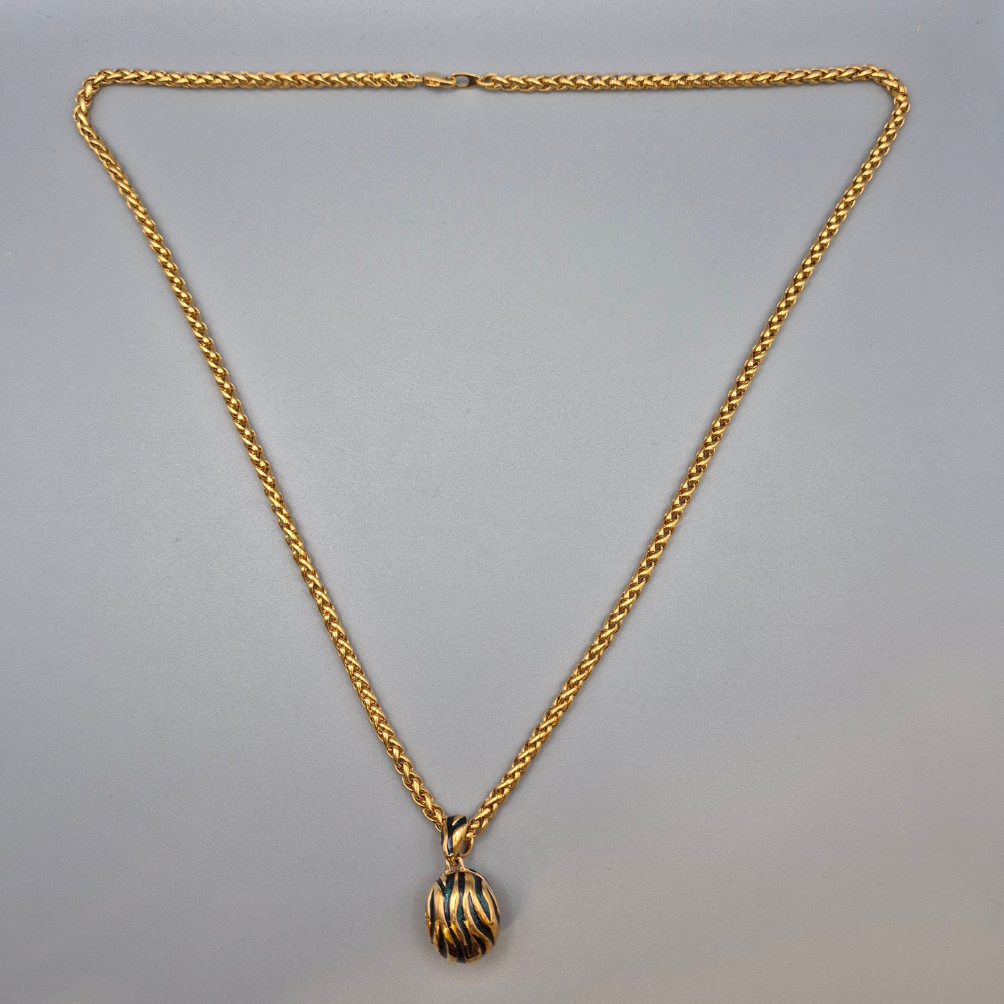 Vintage Goldfarbene Kette mit Kugel-Anhänger in Zebra-Optik