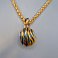 Vintage Goldfarbene Kette mit Kugel-Anhänger in Zebra-Optik