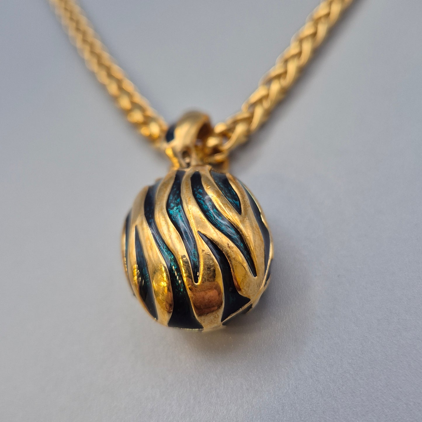 Vintage Goldfarbene Kette mit Kugel-Anhänger in Zebra-Optik