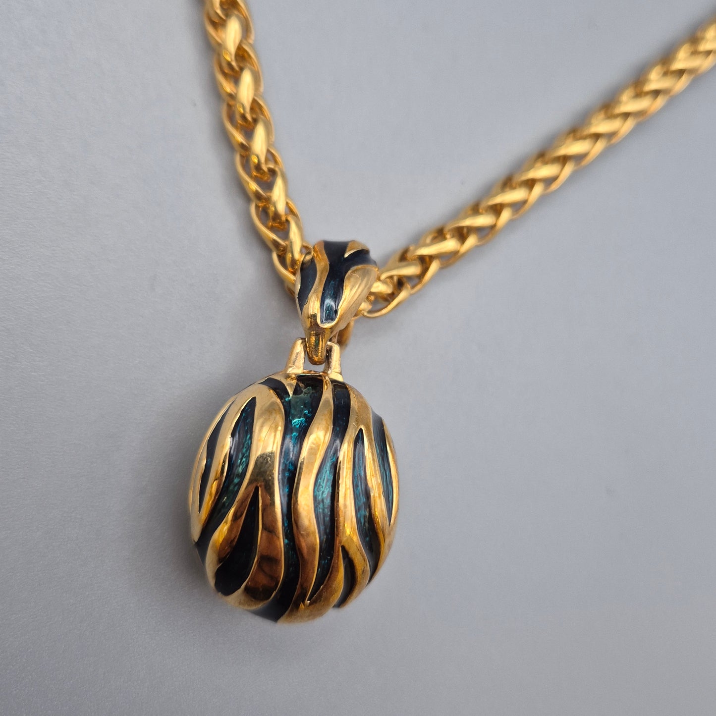 Vintage Goldfarbene Kette mit Kugel-Anhänger in Zebra-Optik