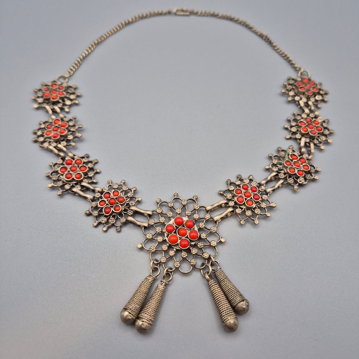 Vintage Ethno Kette mit roten Schmucksteinen Silberfarben
