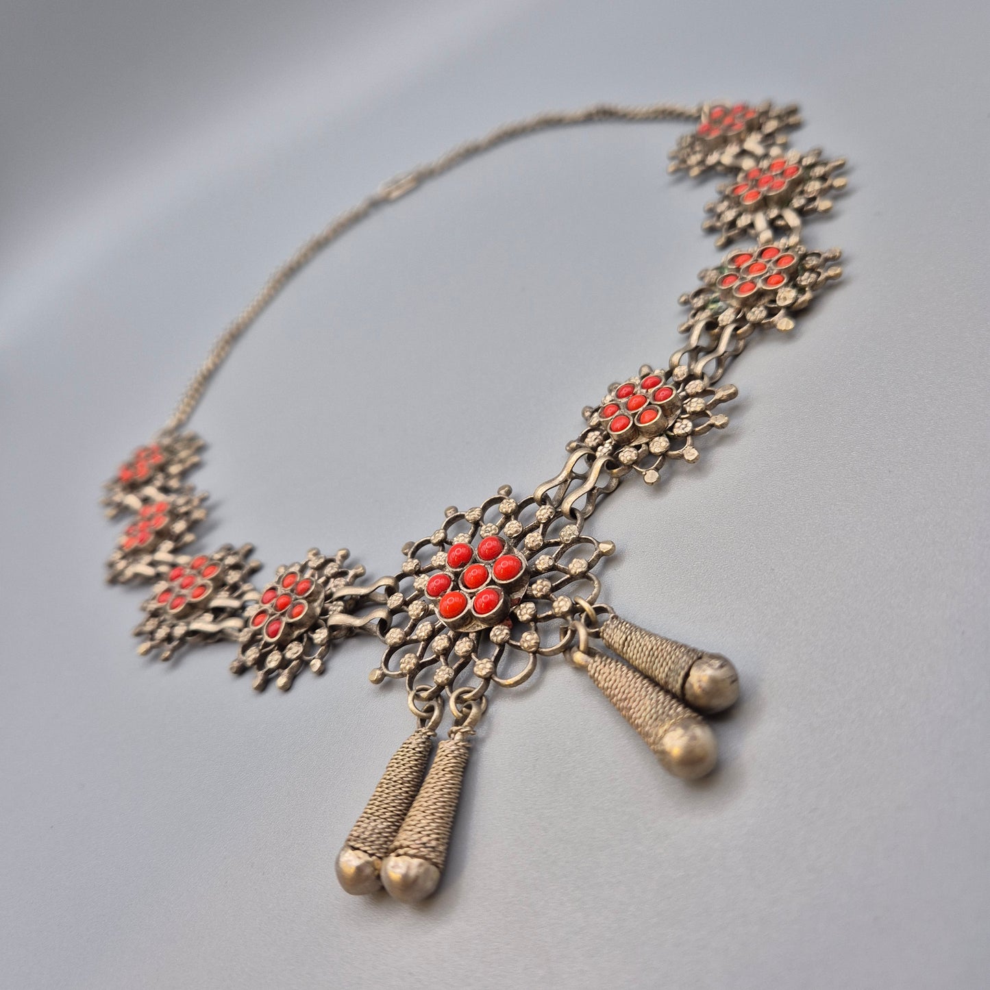 Vintage Ethno Kette mit roten Schmucksteinen Silberfarben