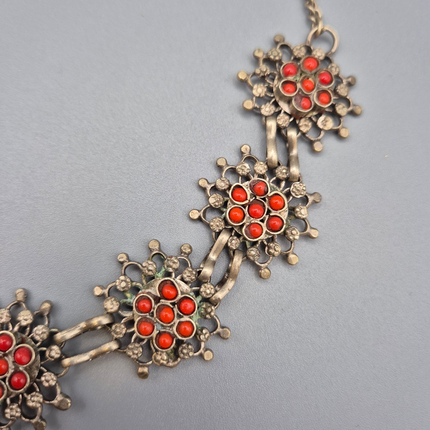 Vintage Ethno Kette mit roten Schmucksteinen Silberfarben