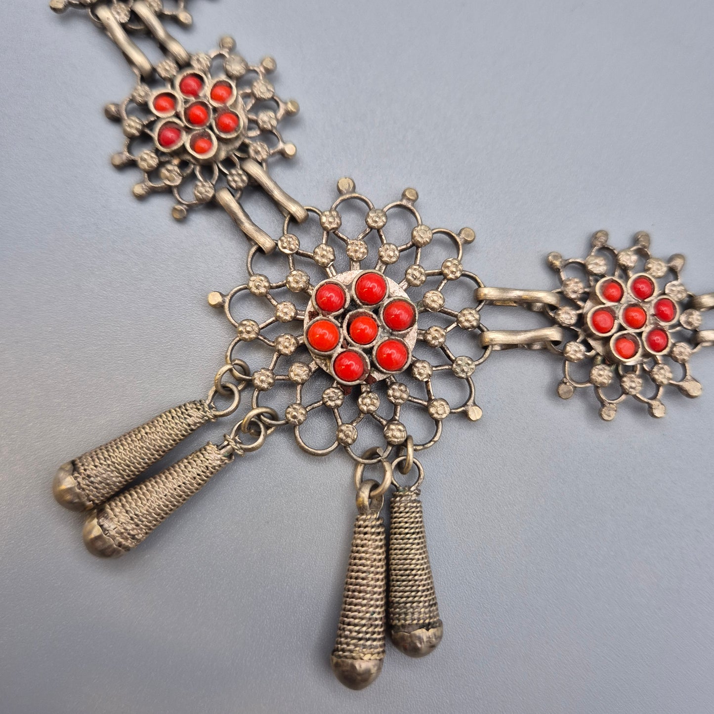Vintage Ethno Kette mit roten Schmucksteinen Silberfarben