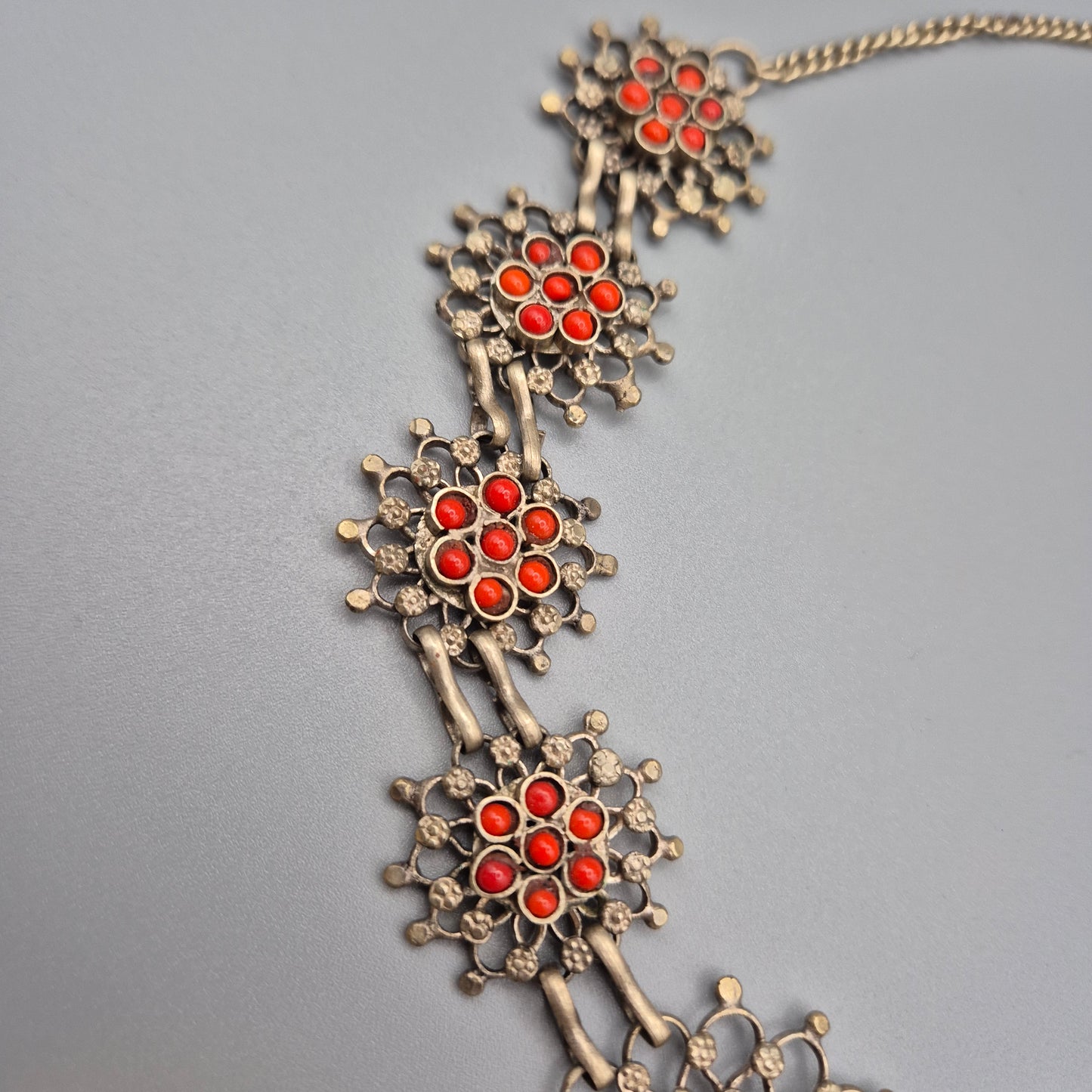 Vintage Ethno Kette mit roten Schmucksteinen Silberfarben