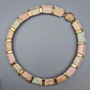 Elegante Vintage Kette mit Steinsegmenten und Goldakzenten