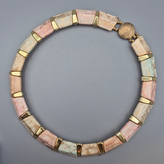 Elegante Vintage Kette mit Steinsegmenten und Goldakzenten