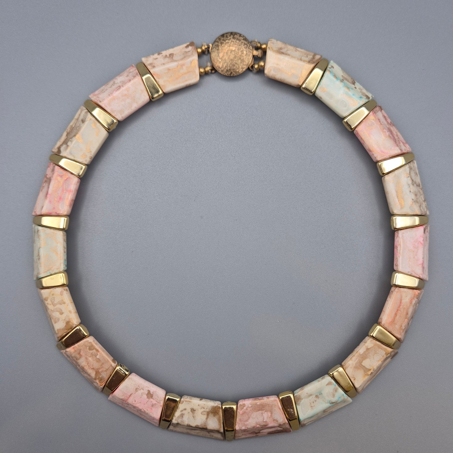 Elegante Vintage Kette mit Steinsegmenten und Goldakzenten