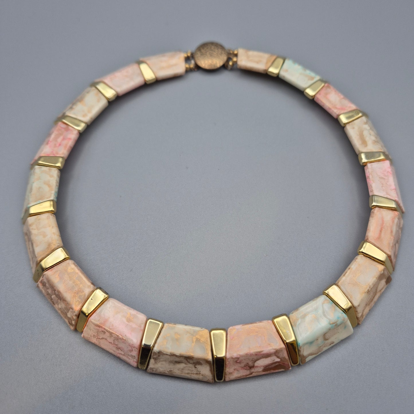 Elegante Vintage Kette mit Steinsegmenten und Goldakzenten
