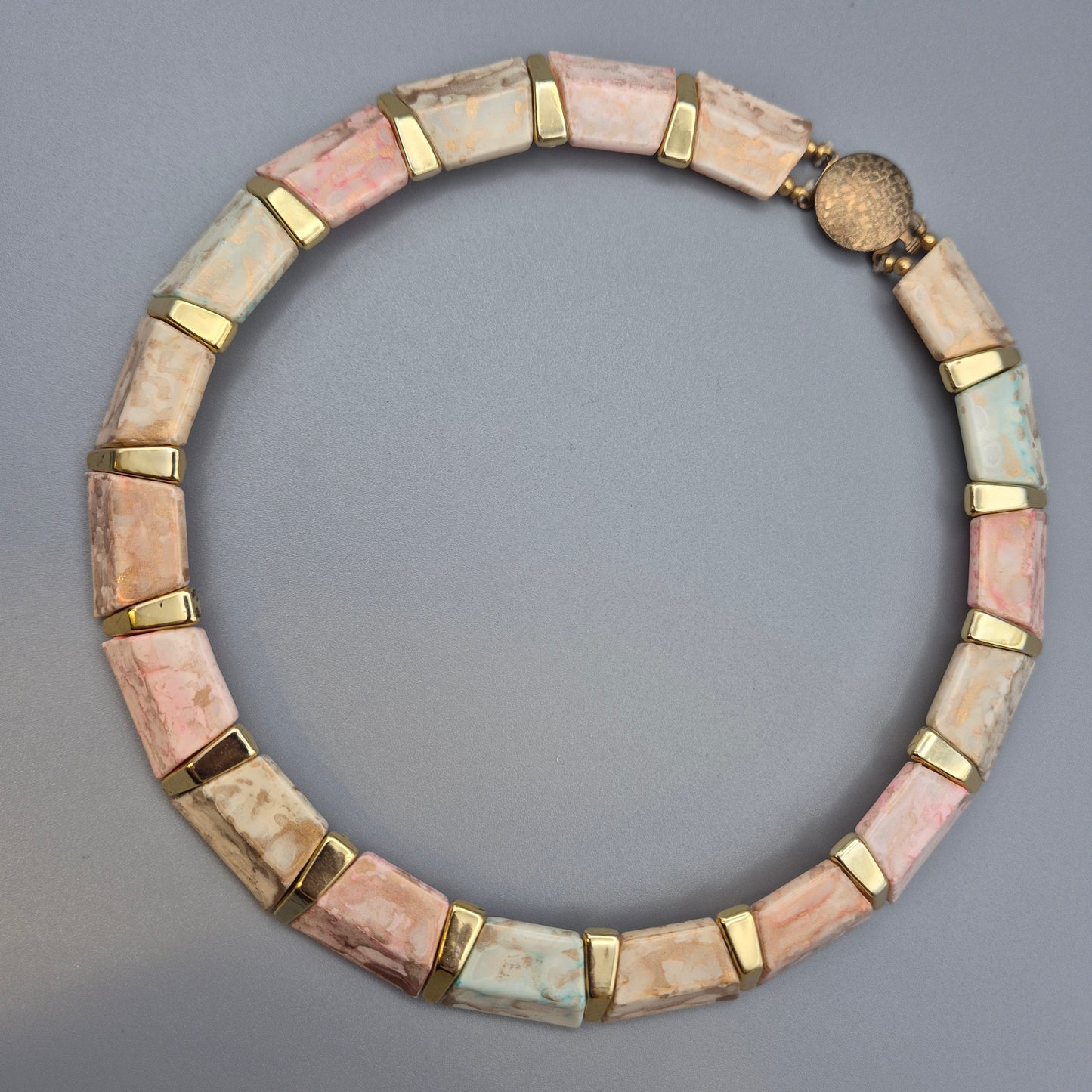 Elegante Vintage Kette mit Steinsegmenten und Goldakzenten