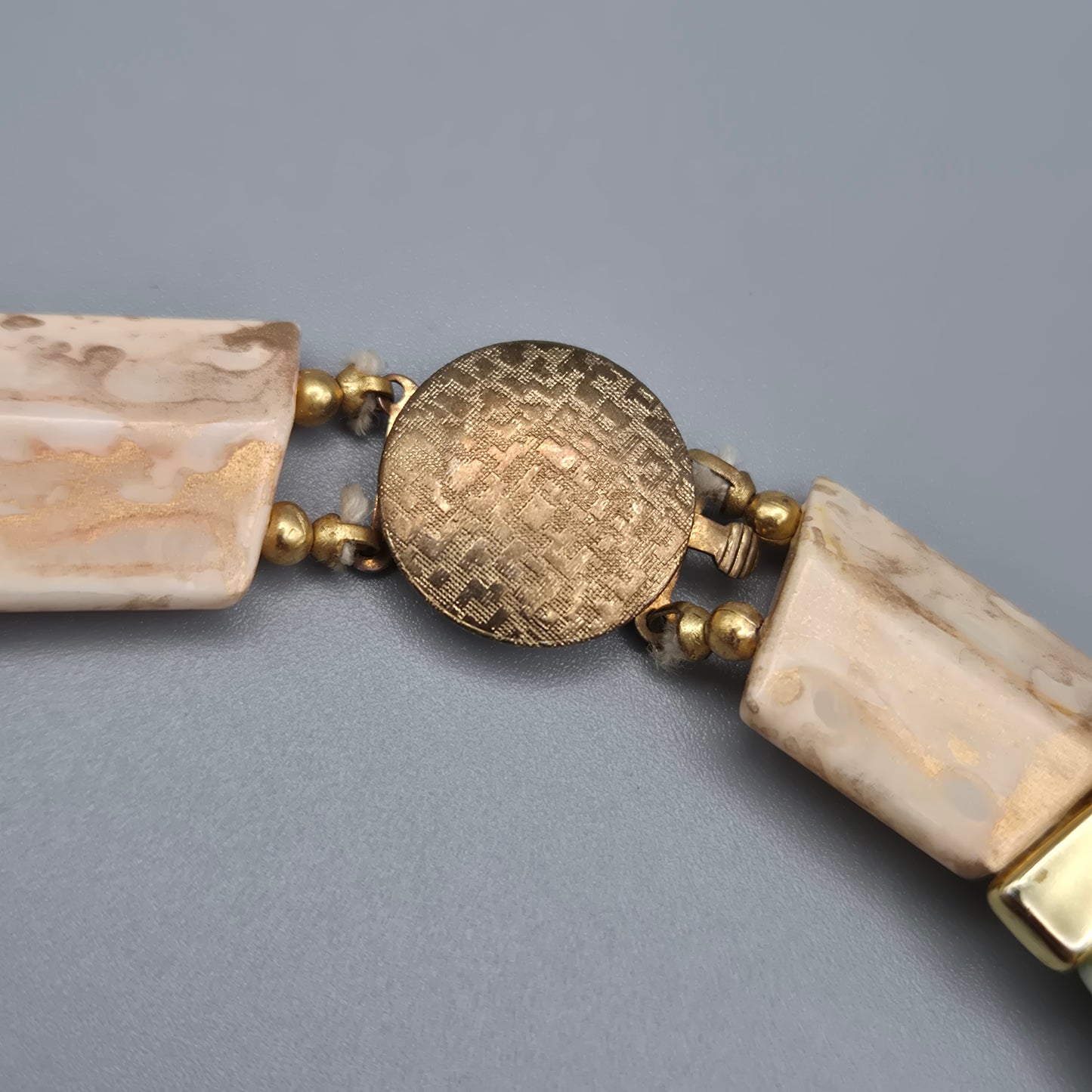 Elegante Vintage Kette mit Steinsegmenten und Goldakzenten