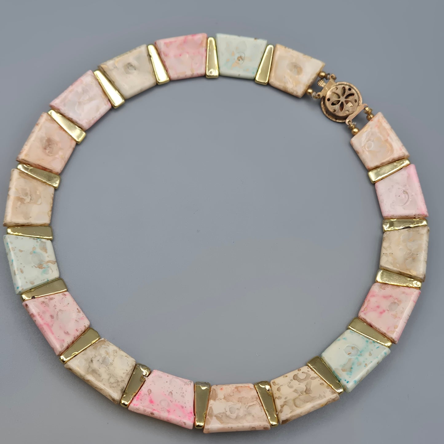 Elegante Vintage Kette mit Steinsegmenten und Goldakzenten