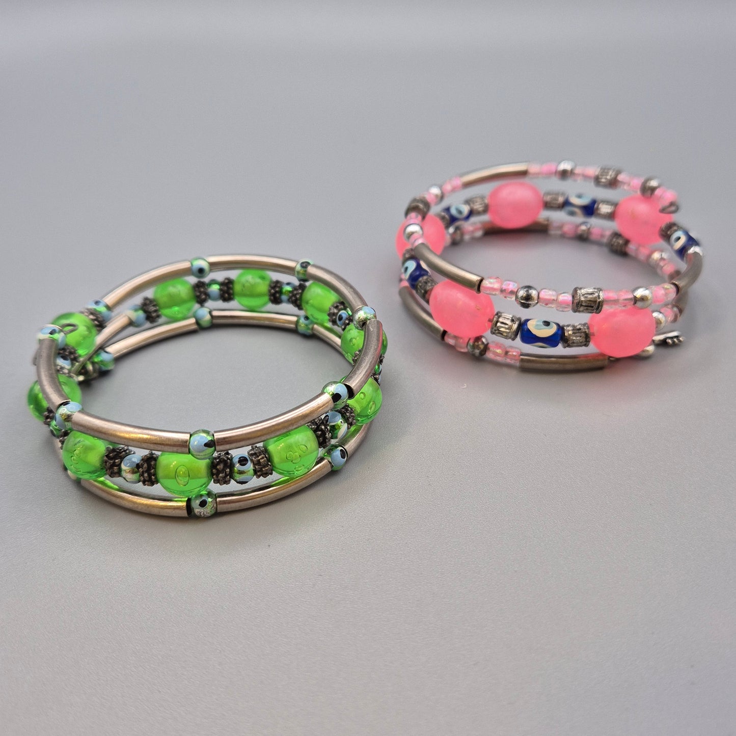 Set aus 2 bunten Wickelarmbändern mit Nazar-Auge-Perlen
