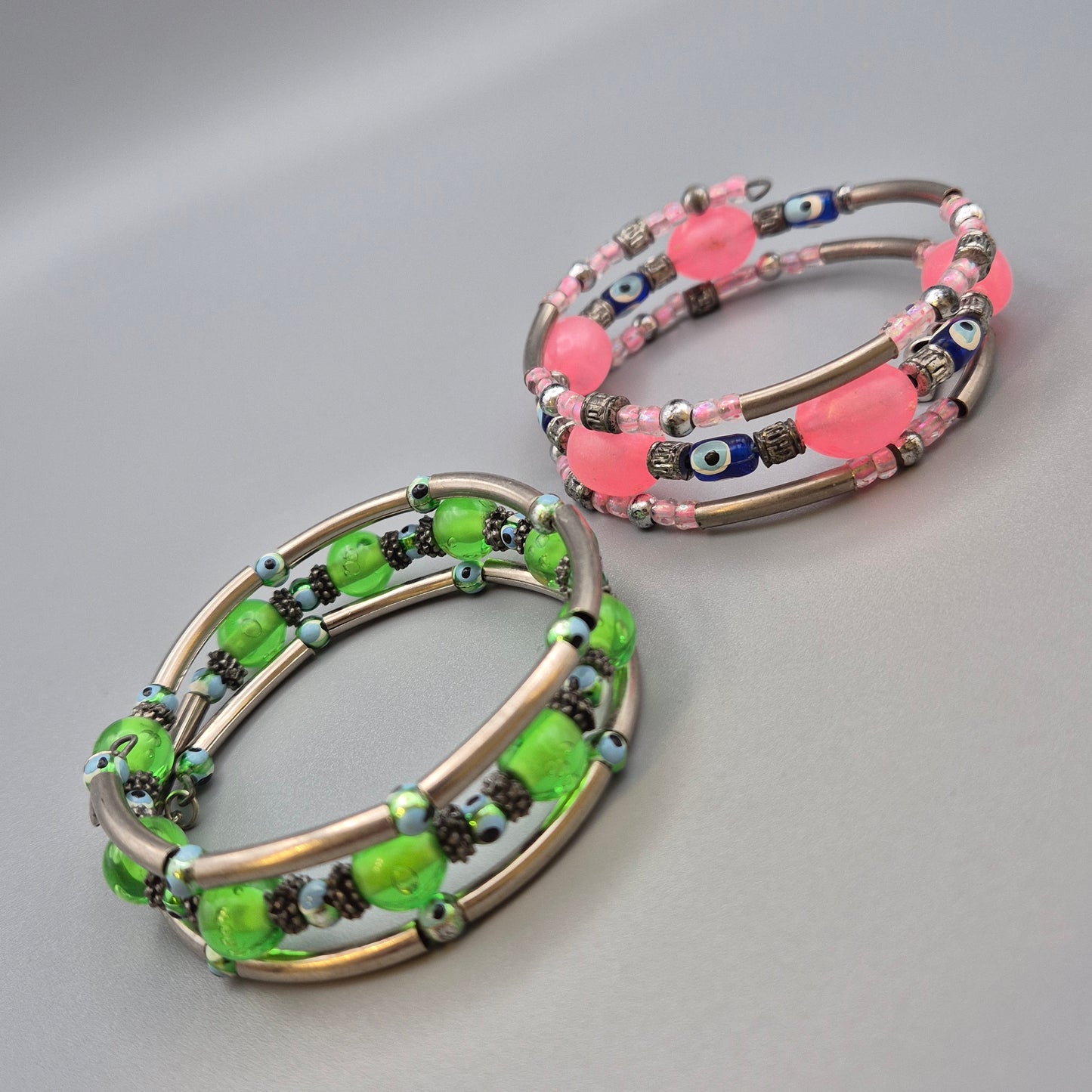Set aus 2 bunten Wickelarmbändern mit Nazar-Auge-Perlen