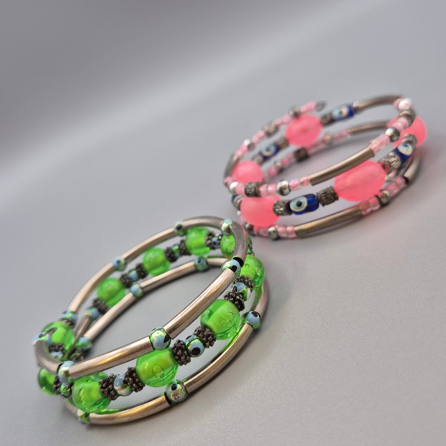 Set aus 2 bunten Wickelarmbändern mit Nazar-Auge-Perlen
