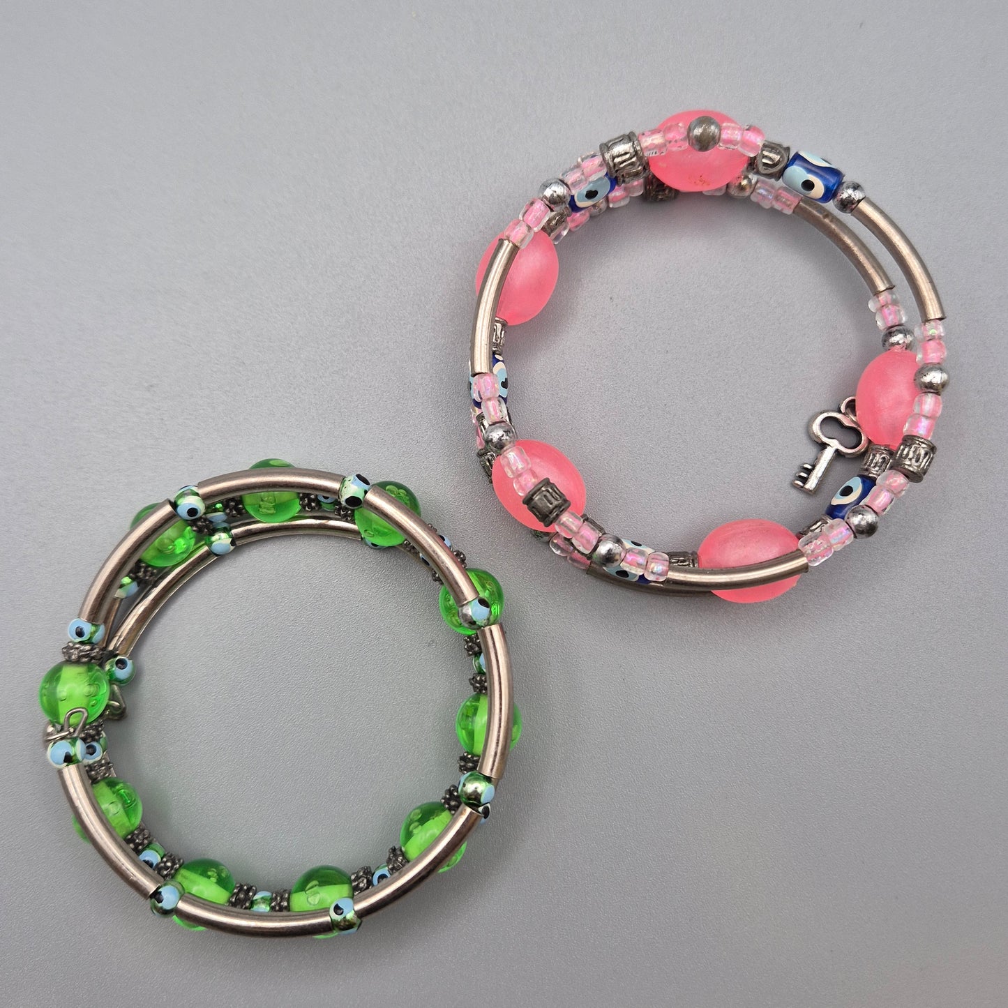 Set aus 2 bunten Wickelarmbändern mit Nazar-Auge-Perlen