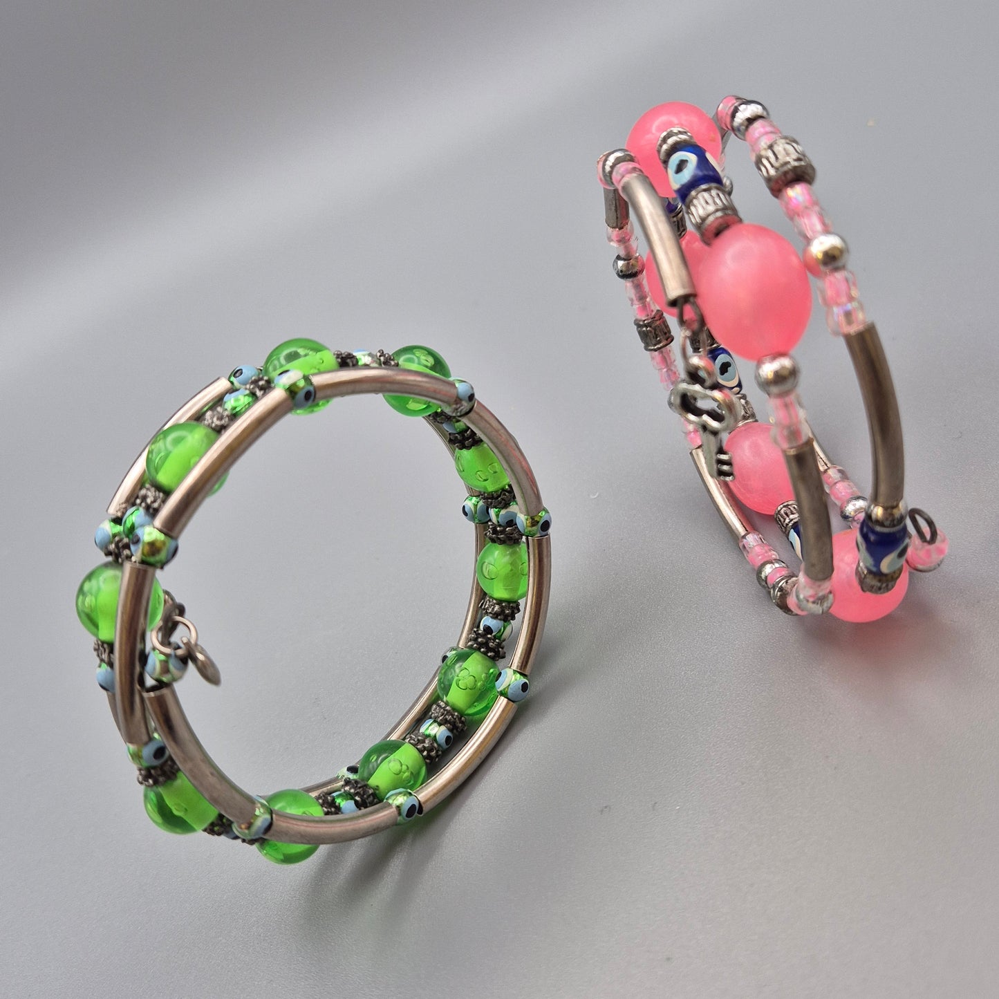 Set aus 2 bunten Wickelarmbändern mit Nazar-Auge-Perlen