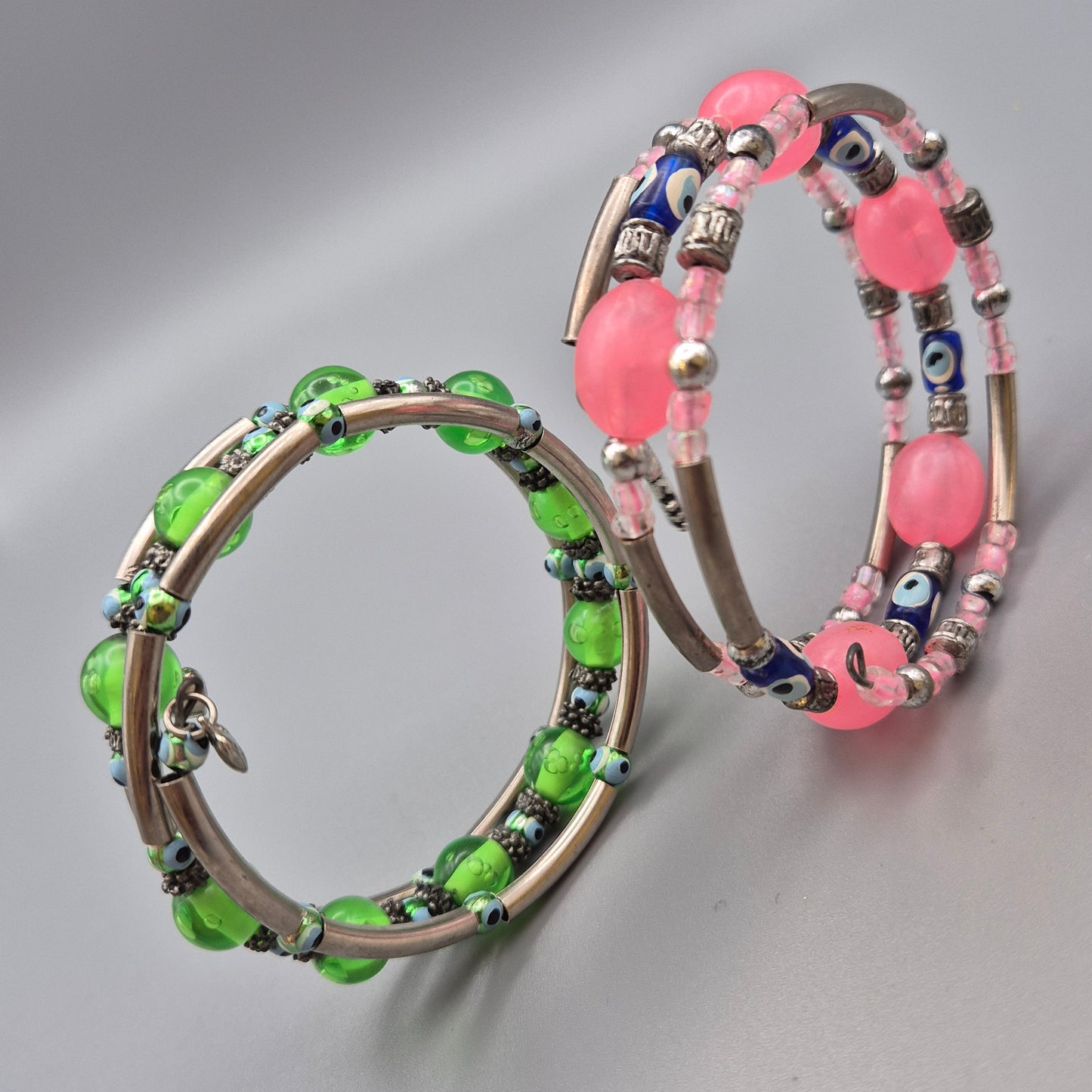 Set aus 2 bunten Wickelarmbändern mit Nazar-Auge-Perlen