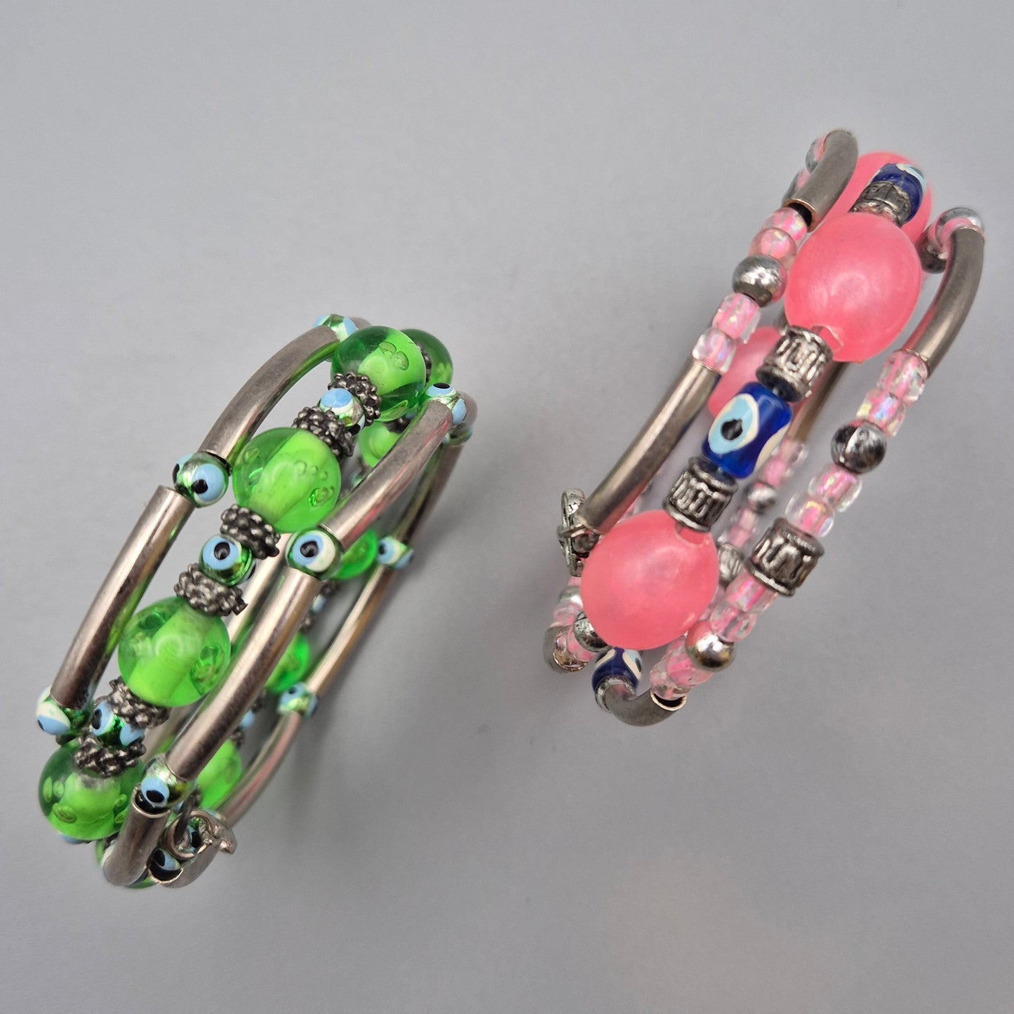 Set aus 2 bunten Wickelarmbändern mit Nazar-Auge-Perlen