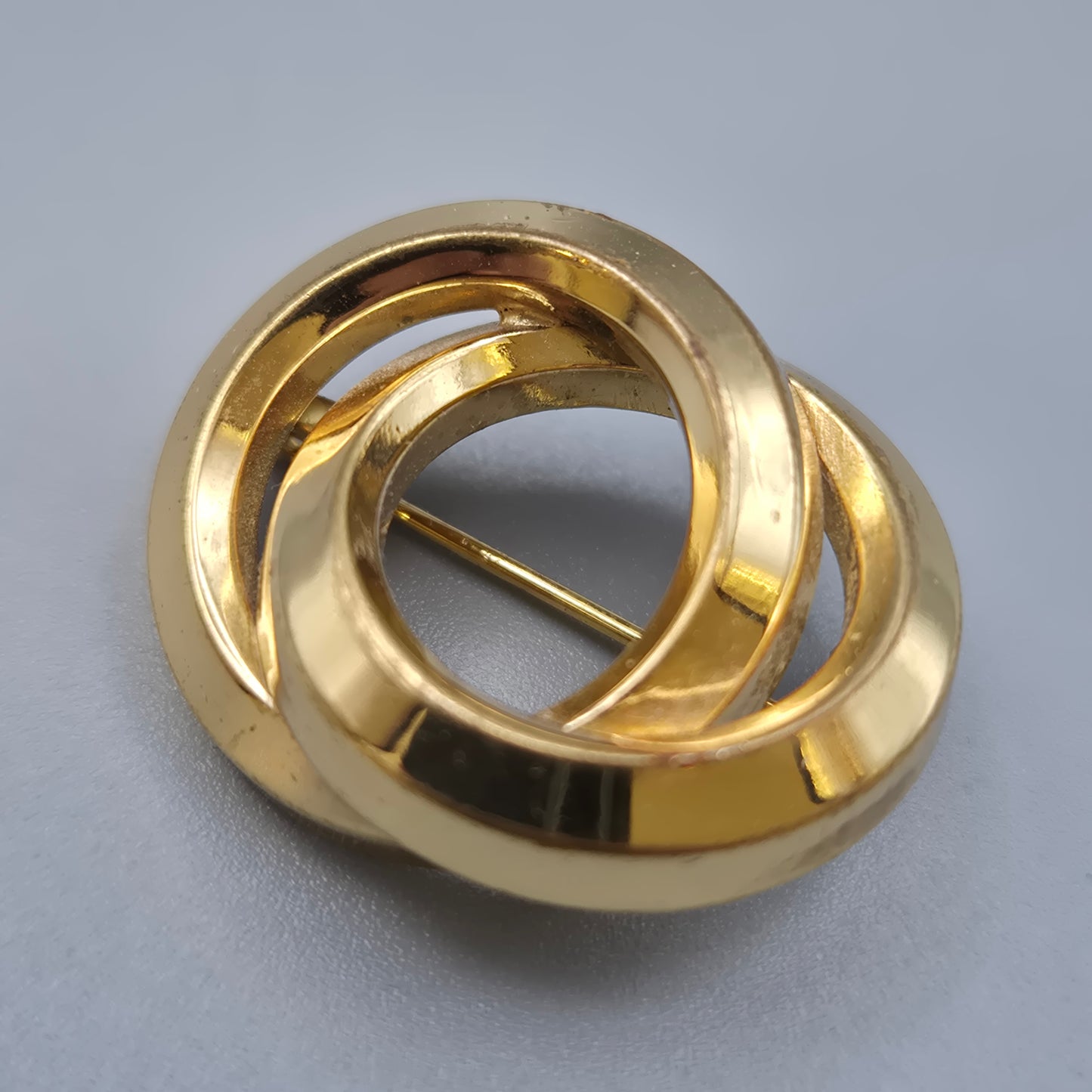Elegante Vintage Brosche in Goldoptik verschlungene Kreise