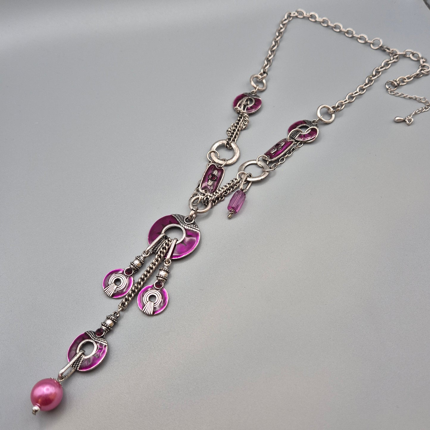 Exklusive Statement Kette in Violett und Silberfarben mit Perlenanhänger