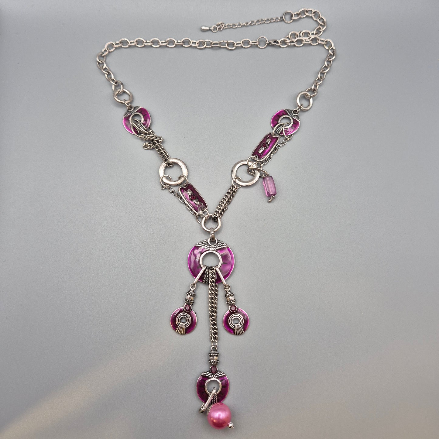 Exklusive Statement Kette in Violett und Silberfarben mit Perlenanhänger