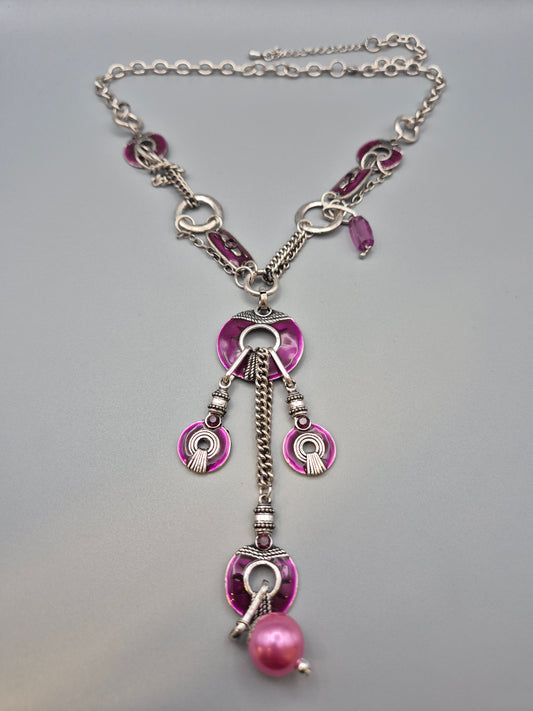 Exklusive Statement Kette in Violett und Silberfarben mit Perlenanhänger