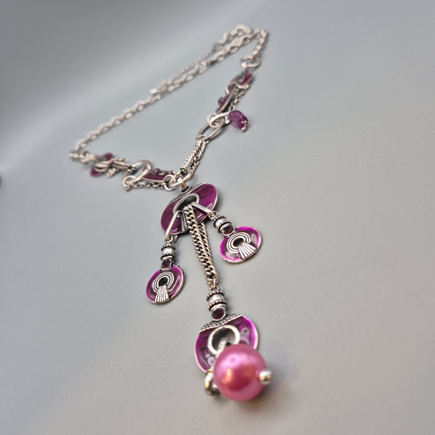 Exklusive Statement Kette in Violett und Silberfarben mit Perlenanhänger