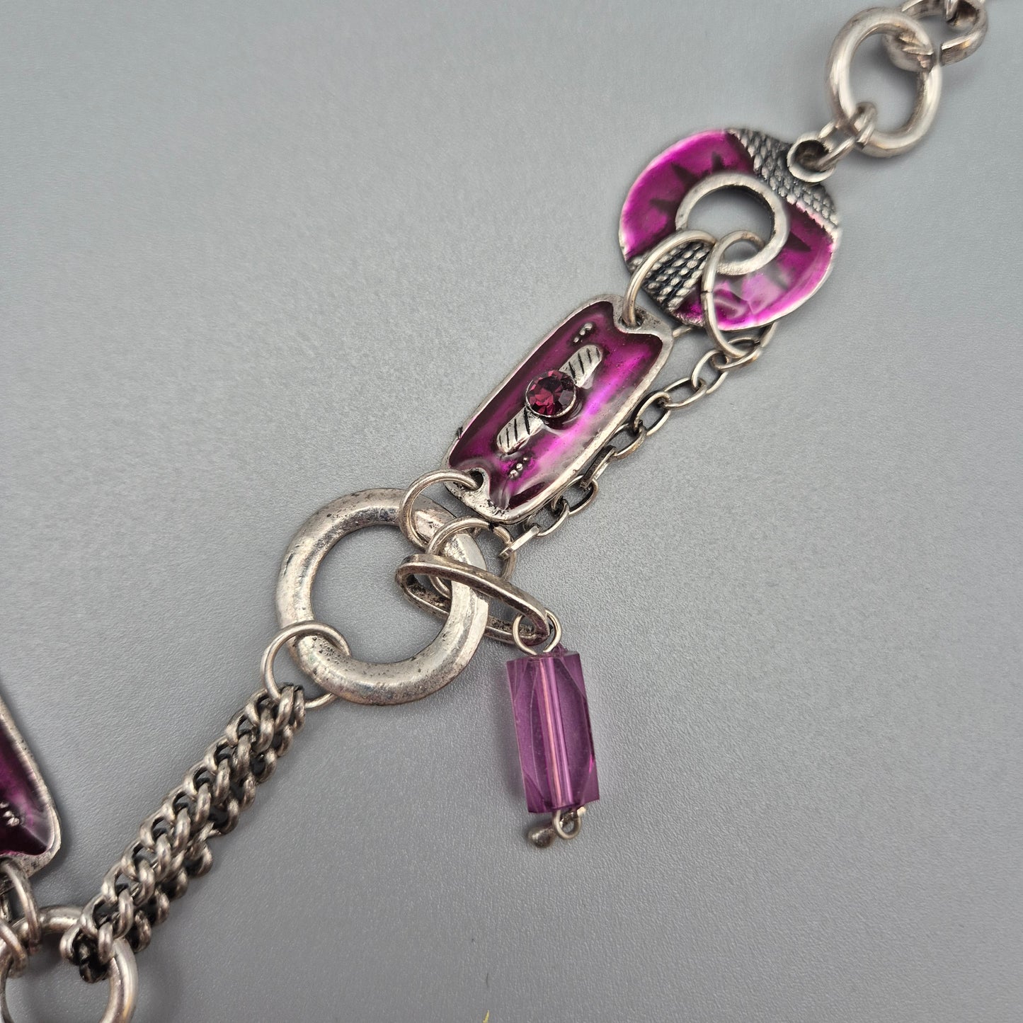 Exklusive Statement Kette in Violett und Silberfarben mit Perlenanhänger