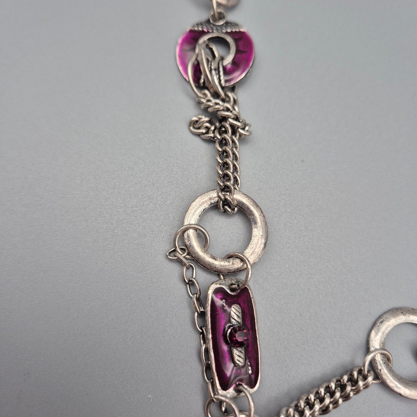 Exklusive Statement Kette in Violett und Silberfarben mit Perlenanhänger
