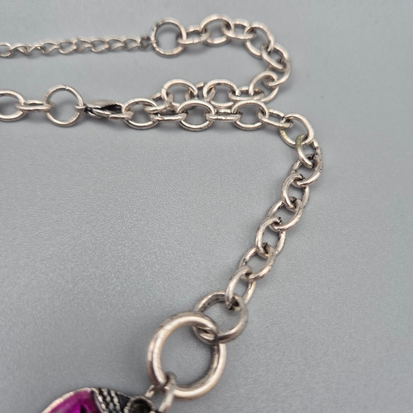 Exklusive Statement Kette in Violett und Silberfarben mit Perlenanhänger
