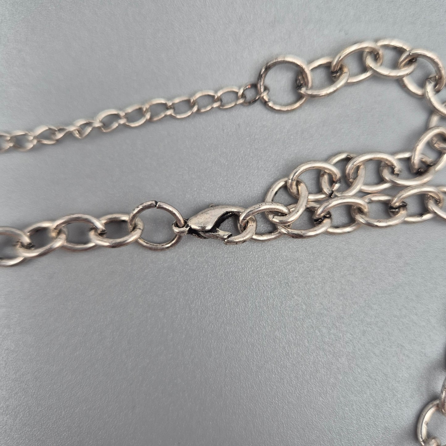 Exklusive Statement Kette in Violett und Silberfarben mit Perlenanhänger