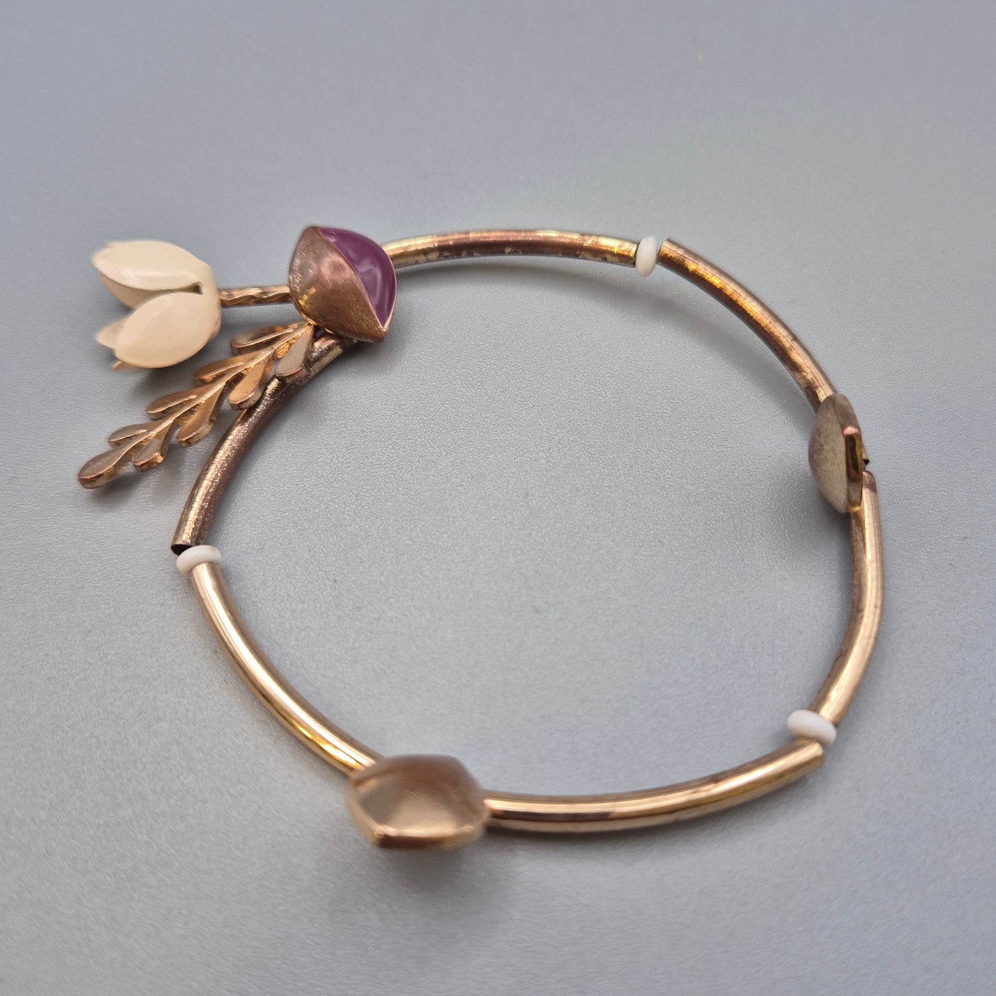 Vintage Armreif mit floralem Blumendekor und Emaille-Applikationen