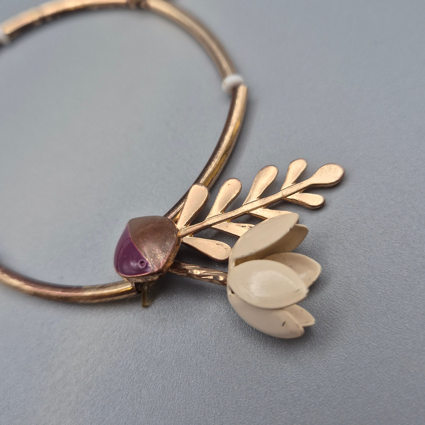Vintage Armreif mit floralem Blumendekor und Emaille-Applikationen