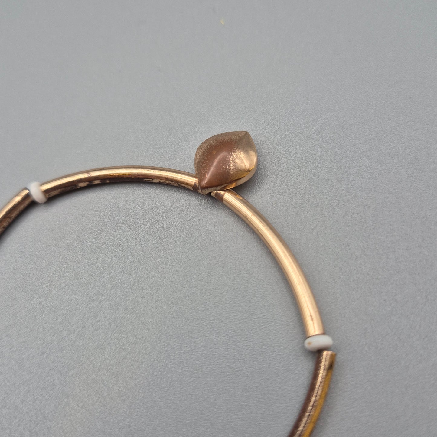 Vintage Armreif mit floralem Blumendekor und Emaille-Applikationen