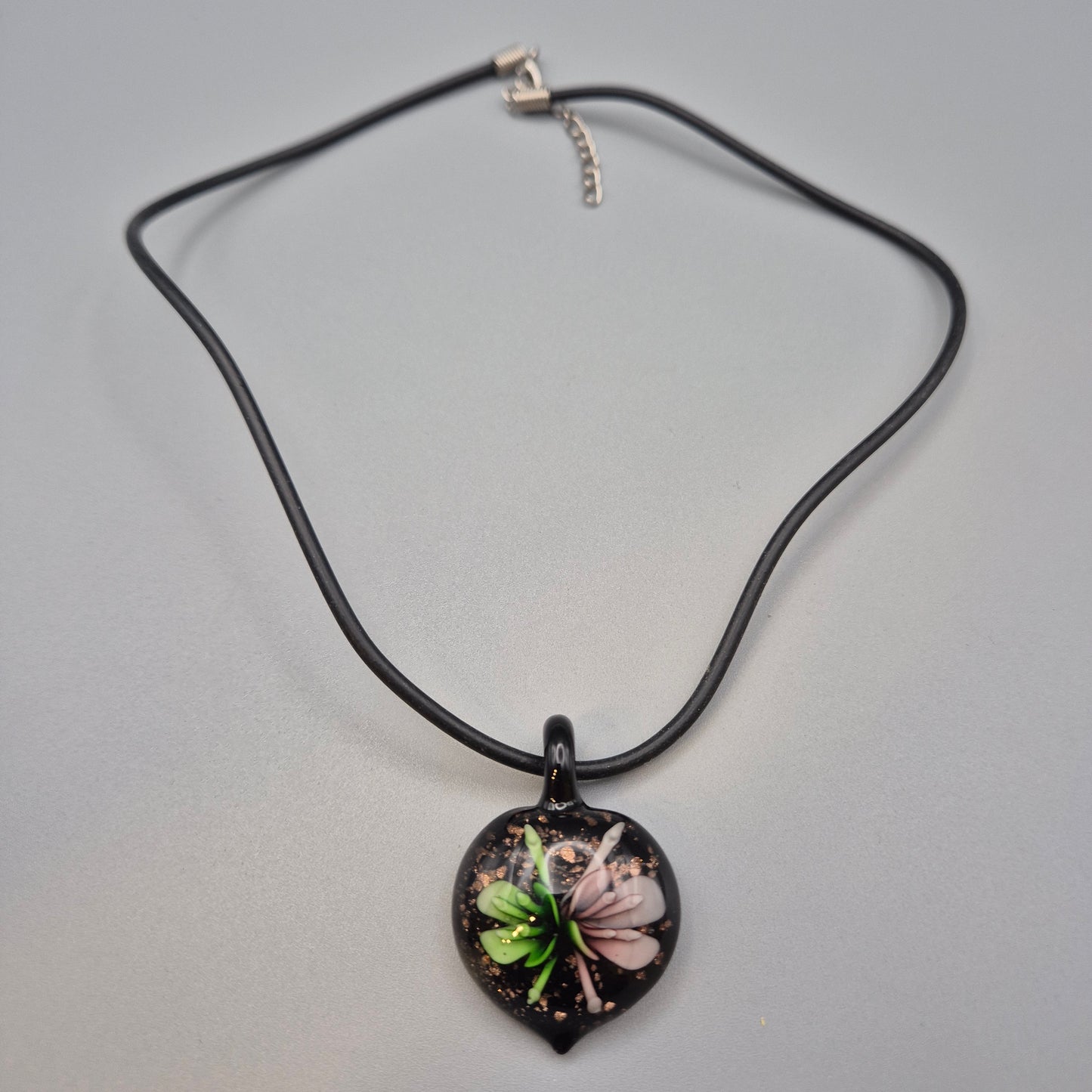 Handgefertigte Glas-Halskette mit Blumen-Motiv und Goldpartikeln