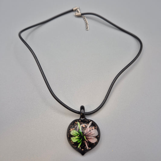 Handgefertigte Glas-Halskette mit Blumen-Motiv und Goldpartikeln
