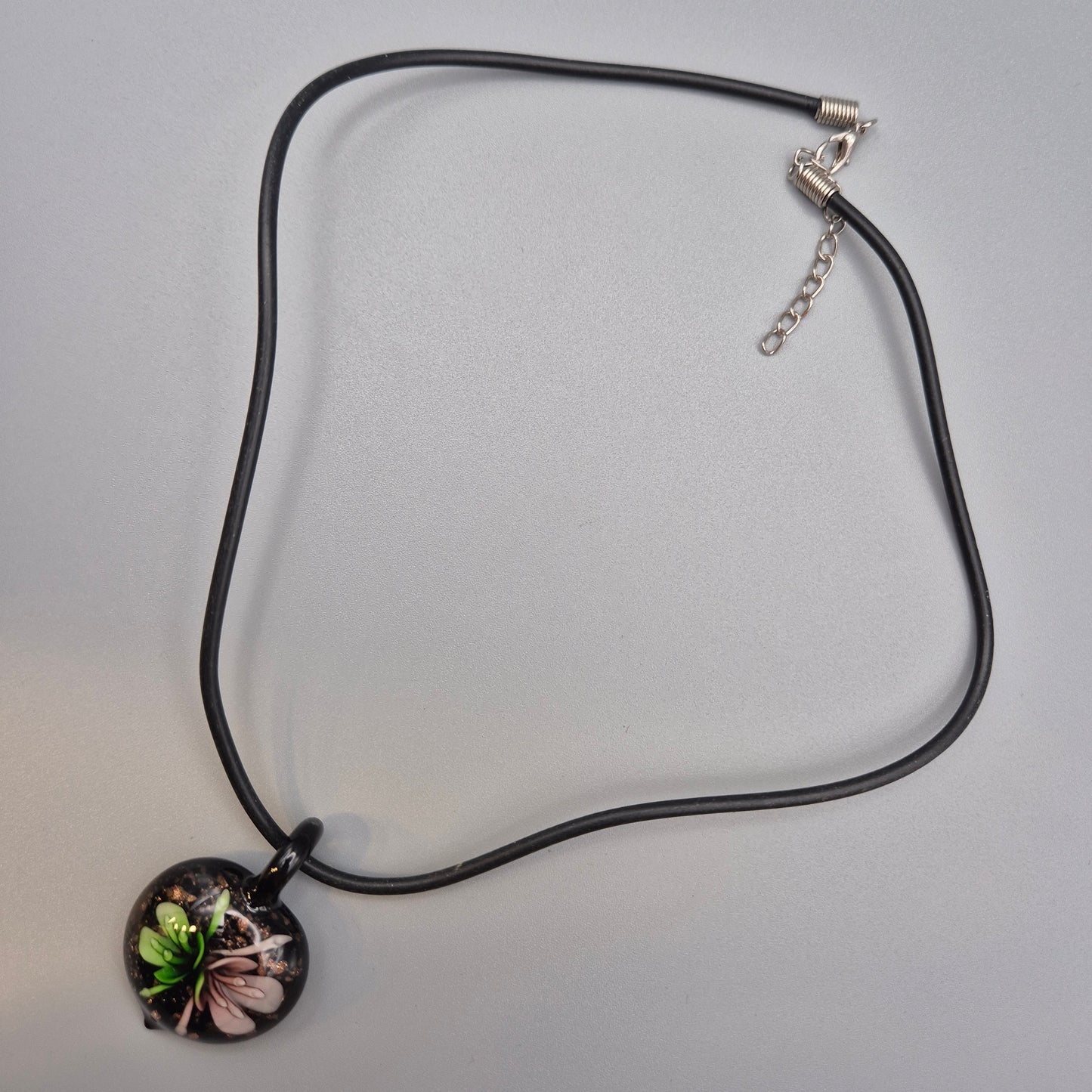 Handgefertigte Glas-Halskette mit Blumen-Motiv und Goldpartikeln