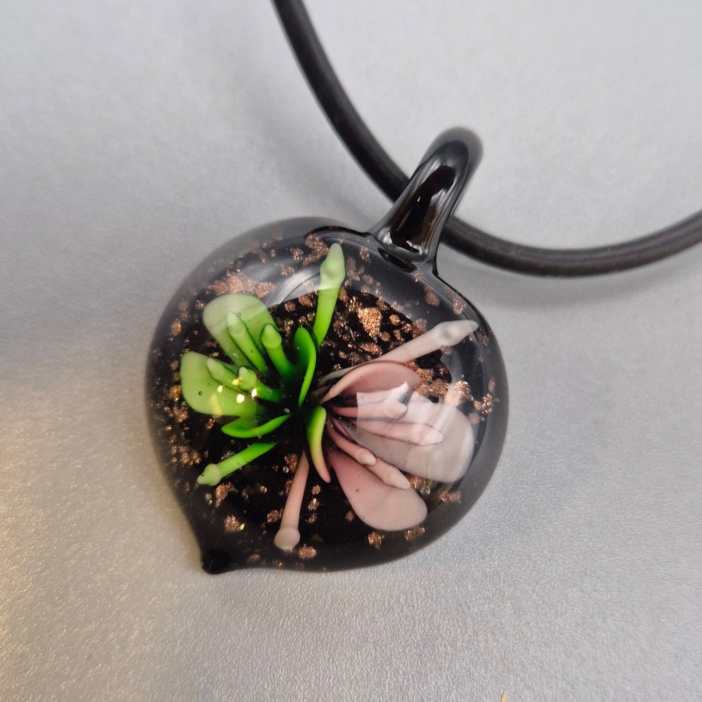Handgefertigte Glas-Halskette mit Blumen-Motiv und Goldpartikeln