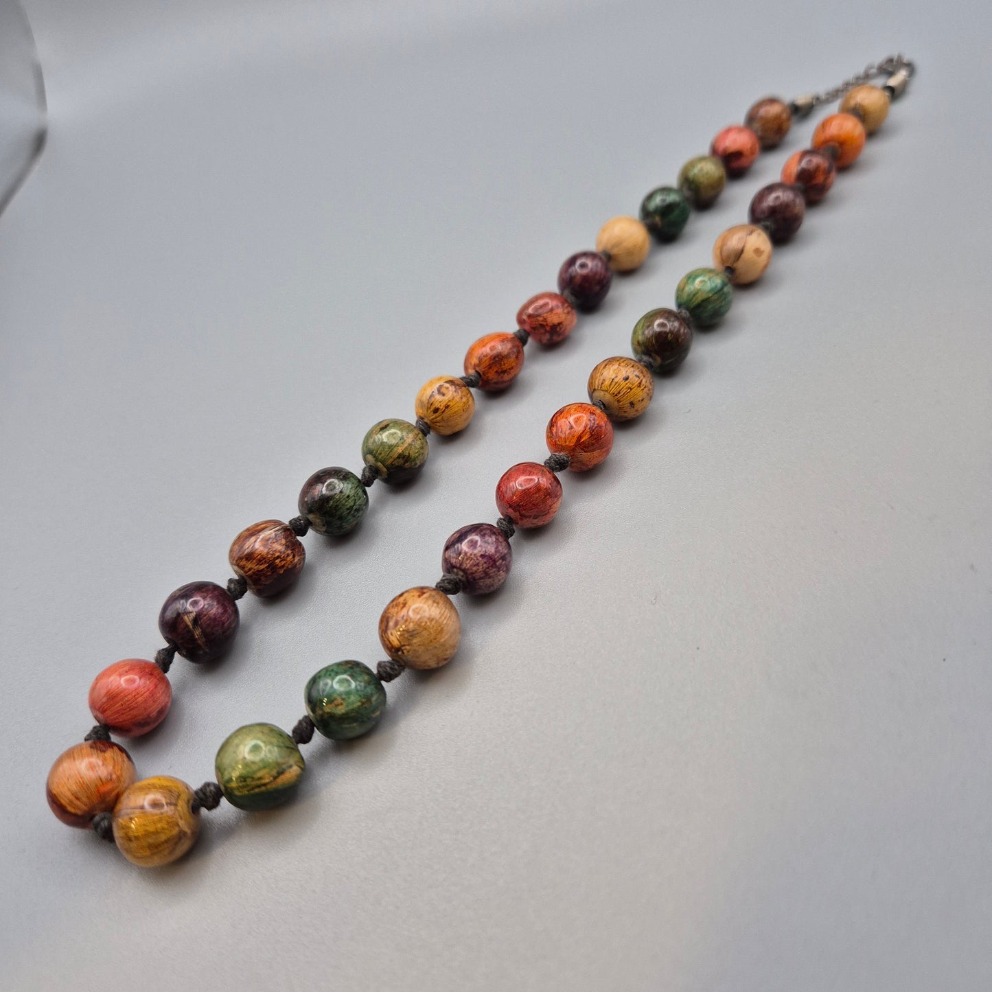 Bunte handgeknüpfte Statement Kette mit Holzperlen