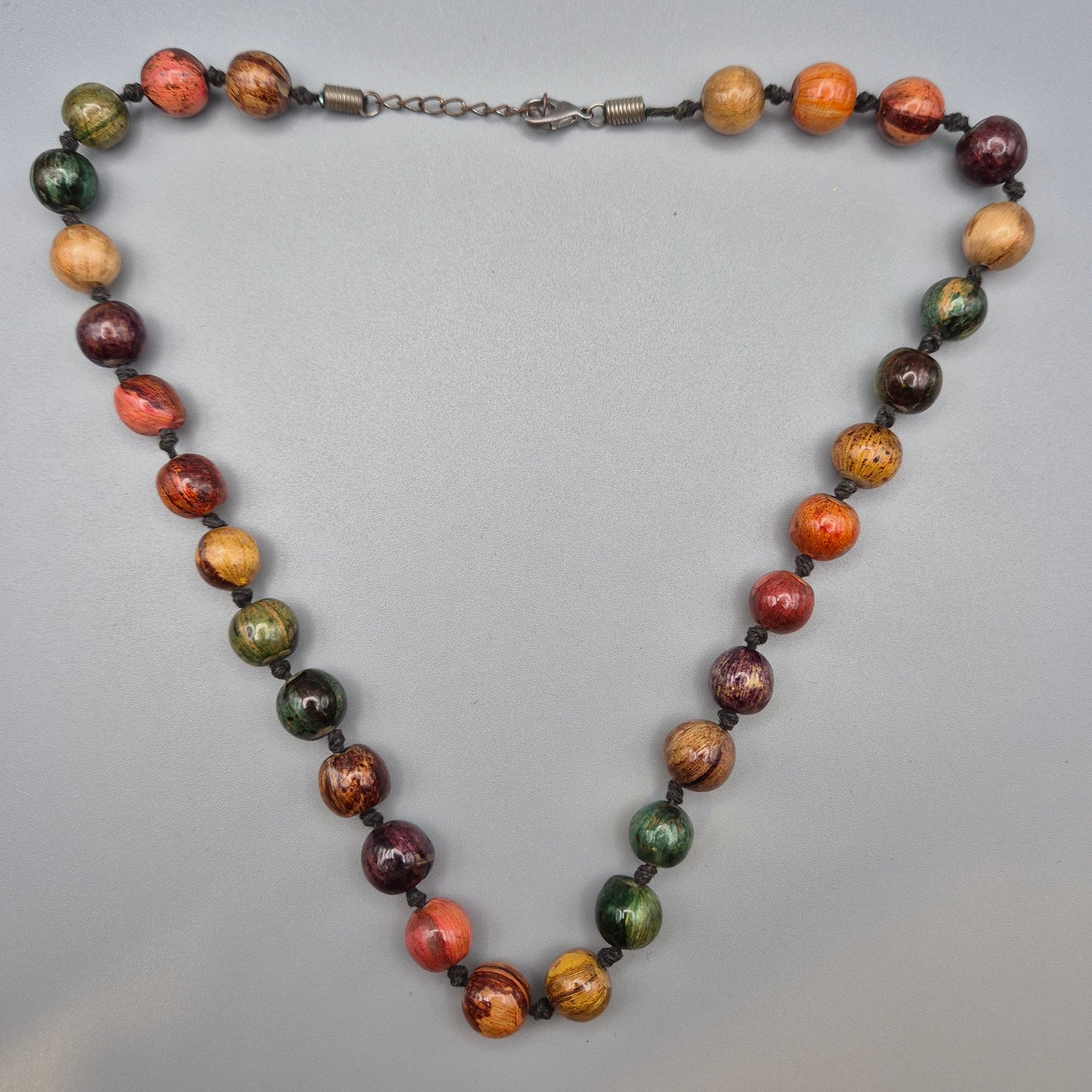 Bunte handgeknüpfte Statement Kette mit Holzperlen