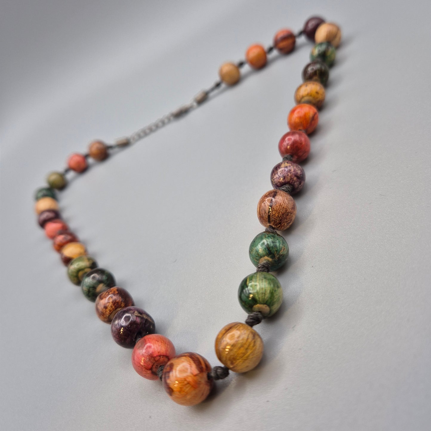 Bunte handgeknüpfte Statement Kette mit Holzperlen