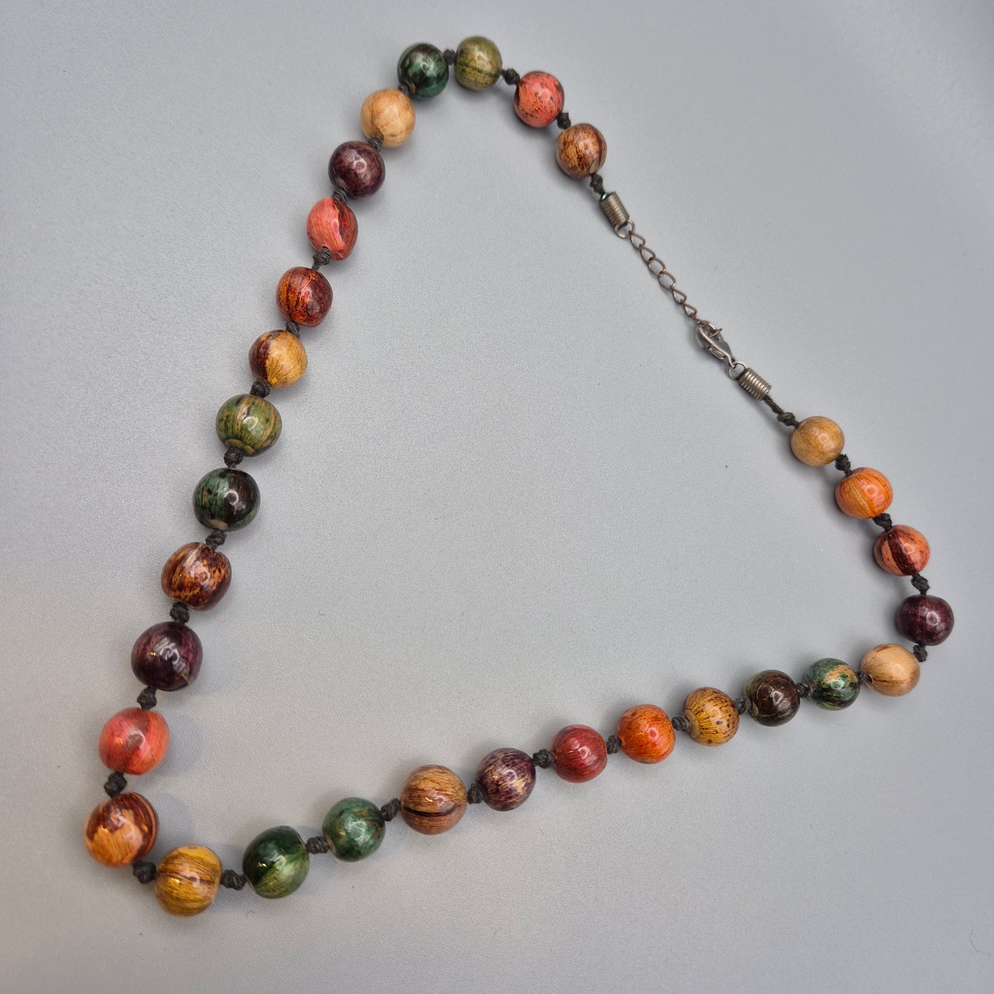 Bunte handgeknüpfte Statement Kette mit Holzperlen